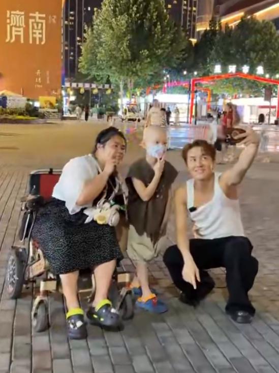 忠程配资 吴克群在山东街头帮患病母子卖花筹款6千，个人还转账5万，妈妈：他一直鼓励孩子